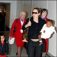 Perut Membuncit, Angelina Jolie Pamer Tato